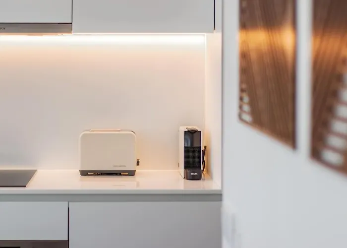 Iconic White Loft - Avenida 아베이루