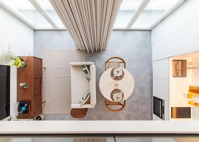 Iconic White Loft - Avenida * 아베이루