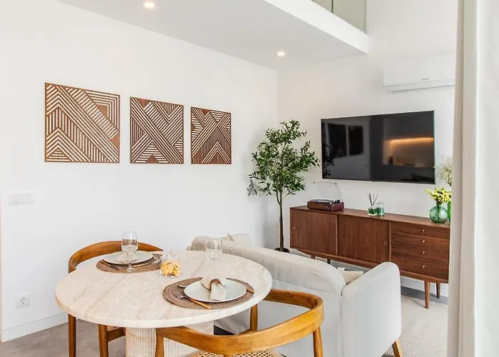 Iconic White Loft - Avenida * 아베이루